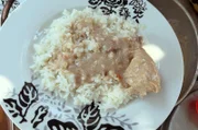 In Mosambik hat Angelina Hühnchen mit Erdnüssen zubereitet.