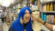 Die Entertainmentmanager Cori und Rainer sind in Hongkong auf der Suche nach neuen Perücken für den Fundus.