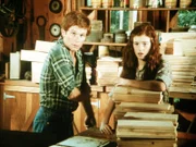 Verwundert sehen sich Ben Walton (Eric Scott, l.) und seine Schwester Elizabeth (Kami Cotler, r.) im väterlichen Sägewerk um. Was ist geschehen?
