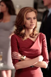 Sara Ellis (Hilarie Burton)