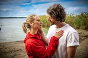 Hanna (Sina Tkotsch) will nach ihrer Trennung erst mal nichts von Männern wissen. Doch Hanna und Mikael (Maximilian Klas) merken, dass sie sehr viele Gemeinsamkeiten haben.