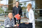 Dr. Ina Schulte (Isabell Gerschke, re.) trifft zufällig vor der Sachsenklinik auf Otto Stein (Rolf Becker, li.), der seine Urenkelin Klara dabei hat. Die beiden unterhalten sich angeregt. Als jedoch Dr. Martin Stein (Bernhard Bettermann, mi.) dazukommt, beendet Ina die Situation eilig.