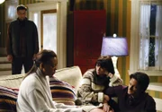 Andrea (Aisha Tyler, 2.v.l.) ist immer noch völlig durch den Wind, nachdem der Geist von Dennis Mcloughlin (Matt Keeslar, l.) sie heimgesucht hat. Jim Clancy (David Conrad, r.) und Melinda Gordon (Jennifer Love Hewitt, 2.v.r.) versuchen sie zu beruhigen