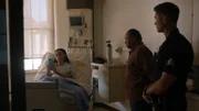 Die eigentliche Empfängerin Piper (Honey Robinson, l.) und ihr Vater Graham Scott (Geoffrey Owens, M.) belastet die Situation sehr. Denn auch Piper ist auf das Herz angewiesen. Doch nun können die beiden und Bradford (Eric Winter, r.) nur warten und hoffen.