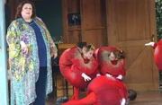 Nicht nur für Ballett hat Miss Patty (Liz Torres) ein ausgeprägtes Interesse, auch der neuste Klatsch und Tratsch in der kleinen Stadt Stars Hollow interessiert sie brennend. Da ist natürlich auch die Trennung von Dean und seiner Frau Lindsay ein gefundenes Fressen für sie ...