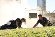 Ein Routineeinsatz nimmt eine lebensgefährliche Wendung, als Nolan (Nathan Fillion) und Chen (Melissa O'Neil) gerade so der Explosion eines deponierten Sprengsatzes entkommen.