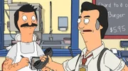 Als die Polizei einen zentralen Standpunkt zur Überwachung eines Banküberfalls benötigt, sucht Sgt. Bosco (r.) sich Bob's Burgers aus. Eine aufregende Situation für alle. Als dann Bankräuber Mickey auch noch Burger bestellt, ist Bob (l.) fast glücklich darüber ...