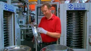 Sichtkontrolleur bei einem Strumpftest an der Produktionsstraße der Firma Miele.