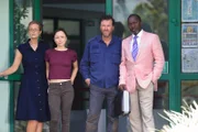 Der Vulkanologe Stephen Langham wurde tot aufgefunden. Zwar hatte er Herzprobleme, doch ist auch ein Mord nicht auszuschließen. Nun geraten seine engsten Vertrauten und Kollegen Victoria Baker (Natasha Little, l.), Megan (Emily Taafee, 2.v.l.), Daniel Langham (Douglas Hodge, 2.v.r.) und sogar Bürgermeister Joseph Richards (Cyril Nri, r.) unter Verdacht, denn sie alle haben ein Motiv.