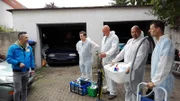 Karstens kürzlich verstorbene Mutter hat im Erdgeschoss eine zugemüllte Wohnung hinterlassen. Frauke (30) und ihr Freund Karsten (39) könnten so glücklich sein: aber in Karstens Haus herrscht Chaos pur! v.l.: Mauro, Putzkolonne