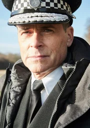 Bill Hixon (Rob Lowe) in seiner Uniform in Großaufnahme.