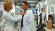 Ärztin richtet Arzt die Kravatte: Annika Ernst als Dr. Johanna Rüdiger, Mark Keller als Dr. Alexander Kahnweiler, Rebecca Immanuel als Dr. Vera Fendrich