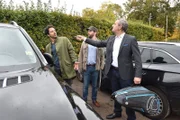 Als Fahri (l.) und Christian (M.) nach dem Tennis von einem Fremden (Jean Yves Berteloot, r.) des Autodiebstahls bezichtigt werden, benehmen sie sich mal wieder ein klein wenig daneben. Blöd nur, dass Christian den "Fremden" schon wenig später wiedertrifft ...