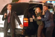 Sheriff Atwater (Xander Berkeley, l.), Grissom (William Petersen) und Catherine (Marg Helgenberger)) überleben nur knapp die zweite Autobombe...