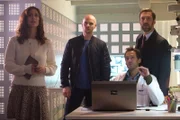 Hugo Prieur (Emmanuel Noblet, 2.v.r.) zeigt Florence Chassagne (Elénore Bernheim, l.), Antoine Verlay (Nicolas Gob, 2.v.l.) und Alexandre Pardo (Benjamin Egner, r.) das Ergebnis des Abgleichs der Farbe unter Laurences Fingernägeln mit den Gemälden.