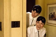 Jane Rizzoli (Angie Harmon, hinten) und Maura Isles (Sasha Alexander) ermitteln 'undercover' auf einer Sexparty für wohlhabende Kunden. Ein Mann wurde tot aufgefunden - statt Potenzmittel wurde ihm eine giftige Säure in den Penis gespritzt.