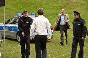 Simon Fischer (Christian Bayer) läuft auf Kommissariatsleiter Schnabel (Martin Brambach) zu