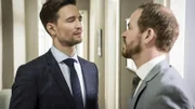 Knauber (Marc Ben Puch, r.) fragt Maximilian Mertens(August Wittgenstein) nach dem Mandat.