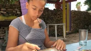 Angelina malt ein Schild zum Schutz der Schildkröten.