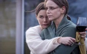 Die Halbschwesterrn Kattis (Hedda Stiernstedt, l.) und Iris (Sofia Helin, r.) verstehen sich gut, obwohl sie sehr unterschiedliche Persönlichkeiten sind.