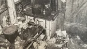 Vermüllt, verdreckt: die Hütte des Tagelöhners Ernst Schrott.