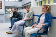 Chiara Engl (Leonie Wesselow, r.) findet Trost bei Marco Evers (Matti Schmidt-Schaller, M.) und Lukas Weiss (Felix Mayr, l.).