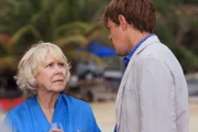 Tante Mary (Wendy Craig, l.) ist eine wichtige Zeugin in einem Mordfall, über den Humphrey (Kris Marshall, r.) mit ihr sprechen möchte.