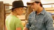 Jake (Charlie Clausen) hat Becky (Jessica Napier) verheimlicht, dass er der Sohn eines reichen Gestütsbesitzers ist.