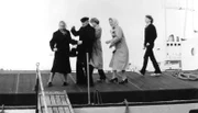 Fürsorglich führt Opa Petermann (Rudolf Beiswanger) seine Frau (Else Quecke) von Bord. Enkelin Karin (Bettina Dörner, Mitte), Mutter Margot (Elke Twiesselmann) und Schiffsjunge Harald (Gernot Kleinekämper) folgen.
