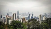 Blick über die Metropole Honkong mit den unzähligen Hochhäusern der Stadt.