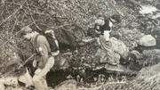 Ernst Schrott gibt in seinem Verhör mit Alexander Zelger an, die Prostutuierte Heidi Niederbacher tot geschlagen und danach im Flussbett des Finsterbach mit Steinen beschwert zu haben. Die Beamten suchen nach der Leiche.