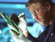 Gil Grissom (William Petersen) bleibt nur 24 Stunden, um den Mord nachzuweisen. Gelingt es ihm nicht, ist der Angeklagte ein freier Mann.