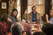 Der Tod von Franks (Tom Selleck, M.) Sohn Joe steckt der ganzen Familie immer noch sehr in den Knochen. Wichtige Entscheidungen werden seither gemeinsam getroffen, besonders eine so gravierende ...