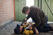 Erik hat sich wider alle Absprachen heimlich ein Paket aus seinem "alten Leben" in Hamburg nachschicken lassen - und damit die Neugier eines Postboten (Golo Euler, l.) geweckt. Um das Leben seiner Kinder zu schützen, ist Tom (Stephan Luca, r.) zum Äußersten bereit ...