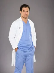 Dr. Andrew DeLuca (Giacomo Gianniotti).