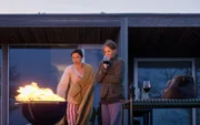Es gibt familiäre Unstimmigkeiten wegen der Urne mit den Überresten des Lebensgefährten von Iris (Sofia Helin, r.). Sie und Kattis (Hedda Stiernstedt, l.) sorgen für eine unkonventionelle Lösung.