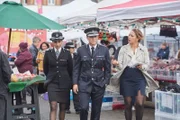 Reporterin Lisa Cranston (Angela Griffin, r.) möchte den neuen Chief Constable Bill Hixon (Rob Lowe, M.) kennenlernen.