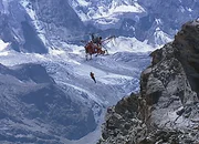 Pilot Robi Andenmatten bei der Bergung eines Bergsteigers in Not.