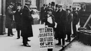Schlagzeilen der Zeitungen über den Untergang der Titanic.