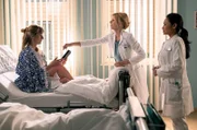 Dr. Ina Schulte (Isabell Gerschke, mi.) hat Neurologin Dr. Lilly Phan (Mai Duong Kieu, re.) um Hilfe gebeten. Tanja Nowotny (Nathalie Schott, li.) nur noch französisch. Da das beiden Ärztinnen noch nie untergekommen ist, gilt es nun diesem Phänomen auf den Grund zu gehen.