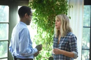 Mickey (Kaitlin Olson, r.) geht Direktor Gibbson (Wayne Wilderson, l.) ganz schön auf den Keks. Er probiert verzweifelt einen Weg zu finden, sie los zu werden und aus seinem Büro zu verbannen ...