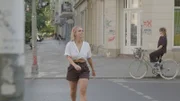 Sarah unterwegs in Berlin-Kreuzberg.