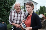 Maria Weber (Annett Renneberg) will Martin Stein besuchen, erfährt jedoch von seinem Vater, dass er schon Besuch hat.