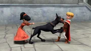 Scarlett (li.) versucht mit Schlosshund Flynn die Spur des Spions zu verfolgen.