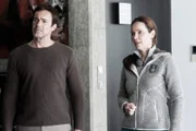 Was für eine Neuigkeit! Lisa (Ann-Kathrin Kramer, r.) und Leon Richthofen (Gedeon Burkhard, l.) erfahren, dass ihr vor 16 Jahren verschwundener Sohn noch am Leben ist.