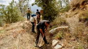 Bewohner aus dem Dorf Cañar restaurieren einen Bewässerungsgraben. Die Jahrhunderte alte Kunst der von Hand gegrabenen Kanäle entlang der Höhenlinien im andalusischen Hinterland geht zurück auf die Araber.