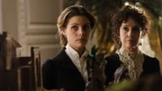 Alicia (Amaia Salamanca, l.); Doña Teresa (Adriana Ozores, r.)
