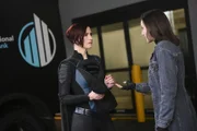 Alex Danvers (Chyler Leigh, l.); junge Alex (Olivia Nikkanen, r.)