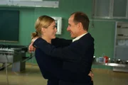 Dr. Robert Kolmaar (Ulrich Mühe) und seine Geliebte Dr. Judith Sommer (Gesine Cukrowski) freuen sich besonders auf den letzten Abend zu zweit vor ihrer Abreise nach Amerika.