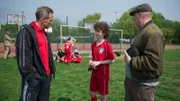 Talentscout Walter Halberstamm (Herbert Olschok, r.) ist extra aus Hamburg zu dem Fußballspiel angereist, um Alex (Adrian Benjamin Moore, M.) zu sehen. Am nächsten Tag wird der Scout tot in seinem Hotelzimmer gefunden. Alle Gespräche, die er hier führte, drehten sich um Wunderkind Alex. Hat Halberstamms Tod etwas mit dem Jungen zu tun? Oder der Trainer Jens Moll (Tim Wilde, l.)?